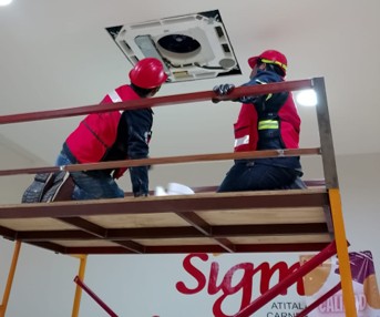 Equipo trabajando en proyecto industrial